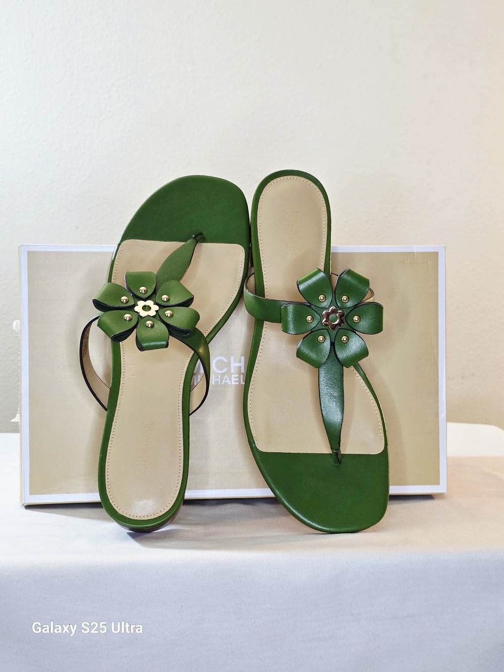 MICHAEL Michael Kors Tara Leather Thong Sandal In True Green Size 7.5M